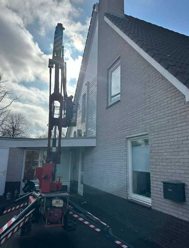 Schilderen buiten op de hoogwerker